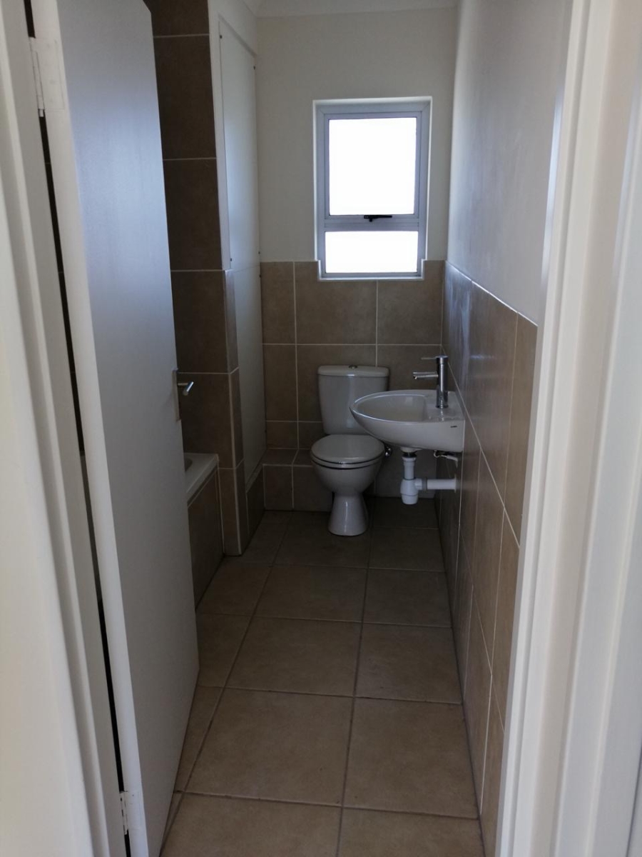 2 Bedroom Property for Sale in Cravenby Western Cape
